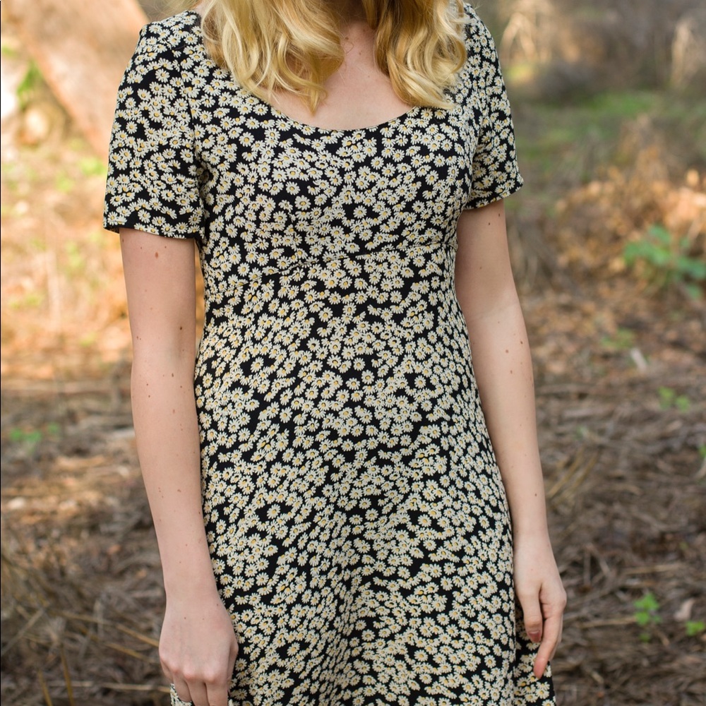 VTG Laundry by Shelli Segal Delicate Daisy Dress